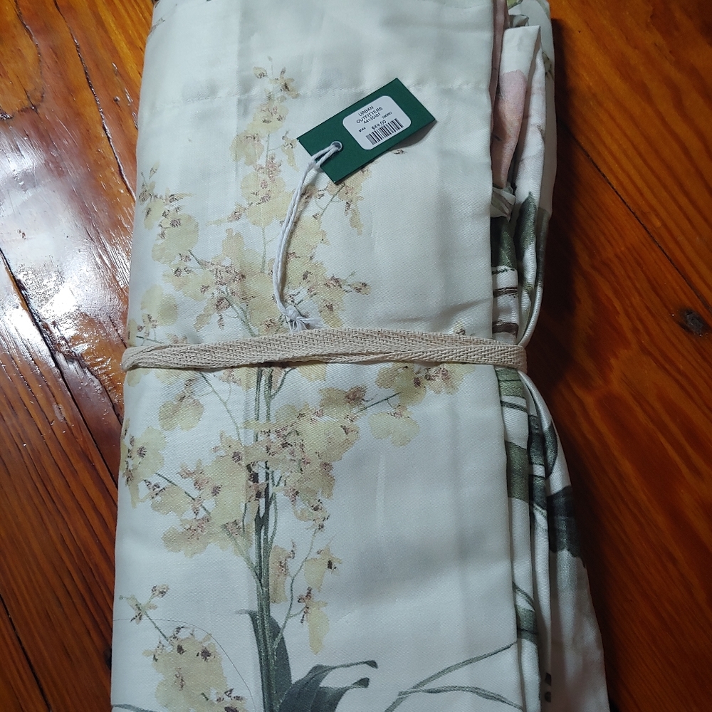 Brand new UO floral shower curtian 💖